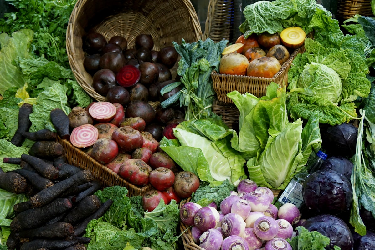 Frühjahrsgemüse Spargel und frische Kräuter